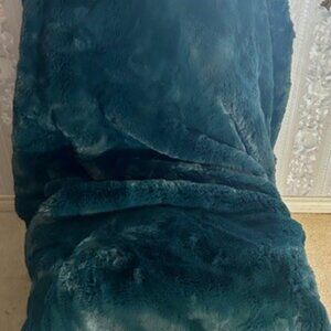 Faux Fur *Unhide brand* Large Weighted Throw Blanket (Marshmellow) *Luxury*